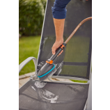 Gardena Cleansystem ručná kefa M mäkká, s prípojkou na hadicu, čistenie menších plôch