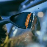 Fiskars Stierka so metličkou a škrabkou teleskopická otočná X-series 1078492